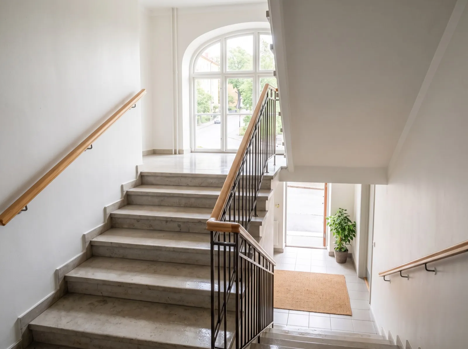 Nystädat ljust trapphus i flerfamiljshus